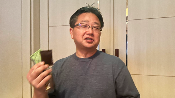 お菓子を持つ社長