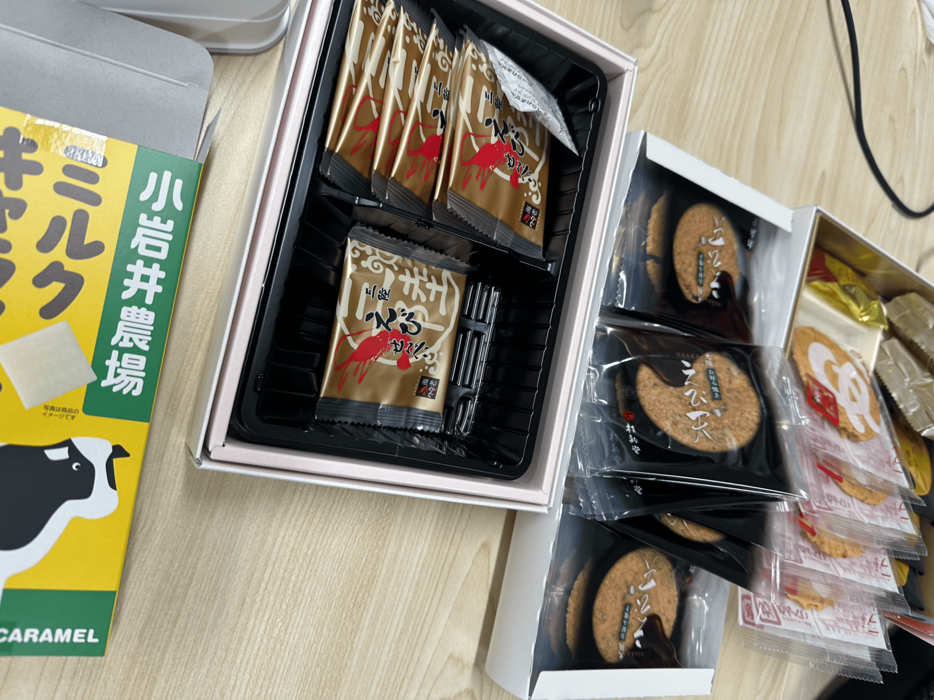 社内に集まった各地のお菓子