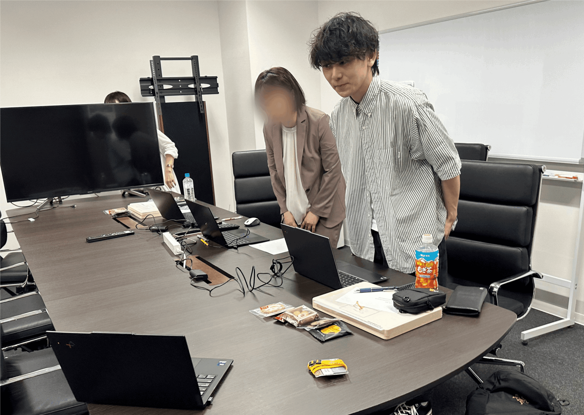 オンラインで社員へ挨拶する新入社員のお二人