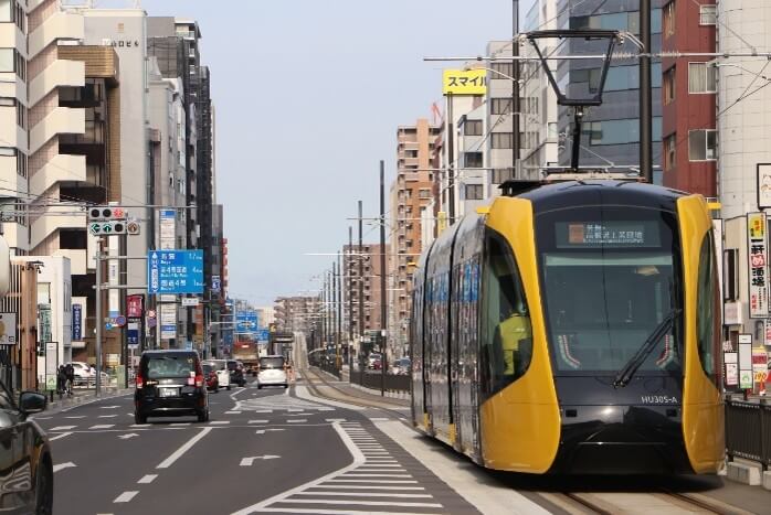 宇都宮駅東口付近ですれ違う宇都宮ライトレールのLRT車両