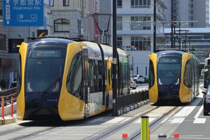 宇都宮ライトレールのLRT車両が市街地の軌道を走行する様子